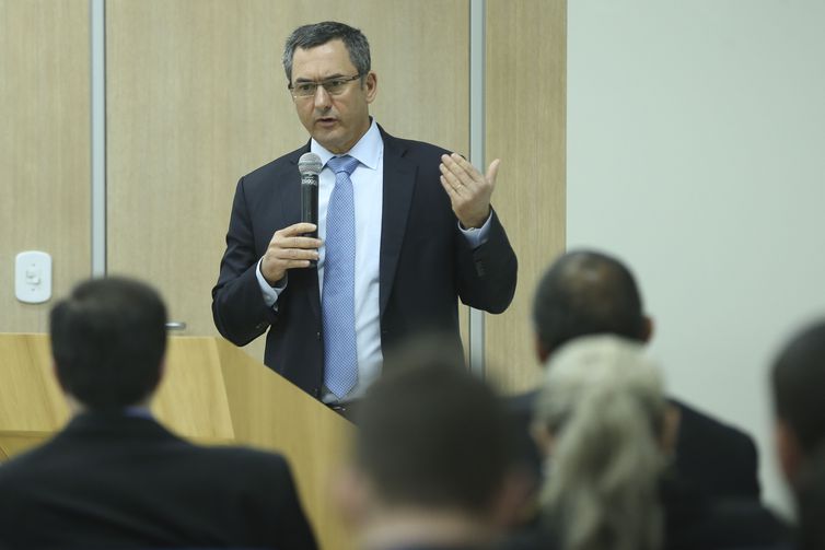Guardia defende liberdade de preços para área de refino de combustível