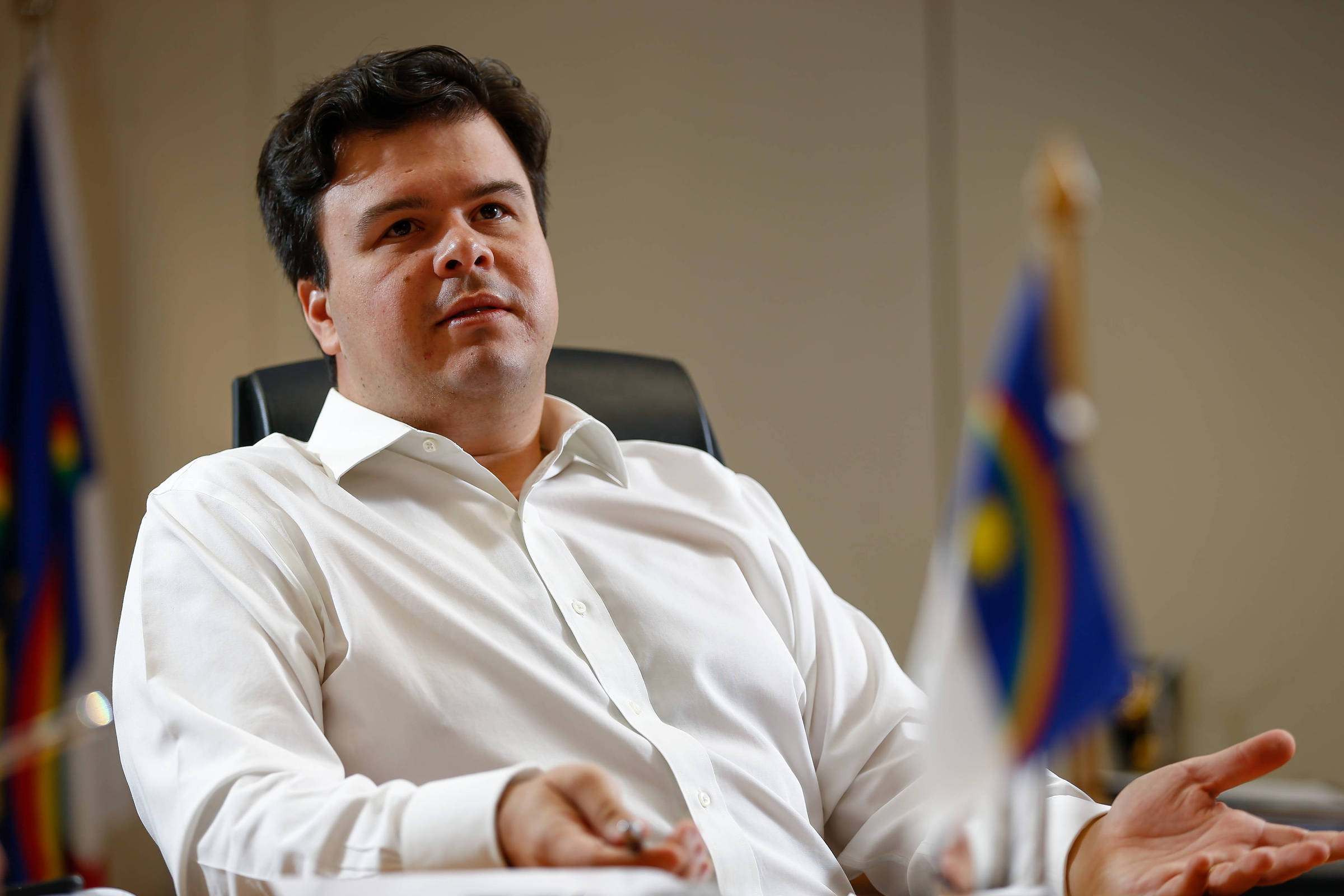 Ex-ministro recebe doações do setor de energia e vira referência no Congresso