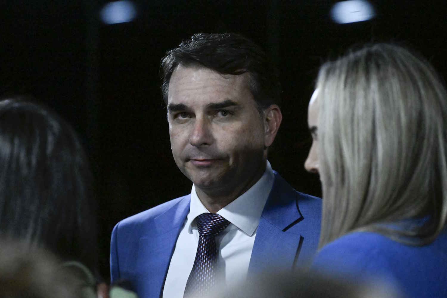 “Vamos ter que discutir a quantidade de etanol na gasolina”, diz Flávio Bolsonaro
