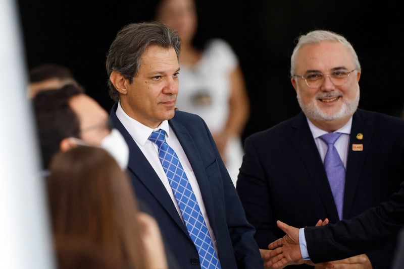 Fazenda conta com volta integral da tributação de combustíveis, mas teme guinada de Lula