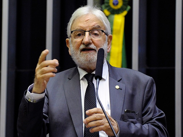 Deputado do PSol entra com ação contra cota de importação de etanol sem tarifa
