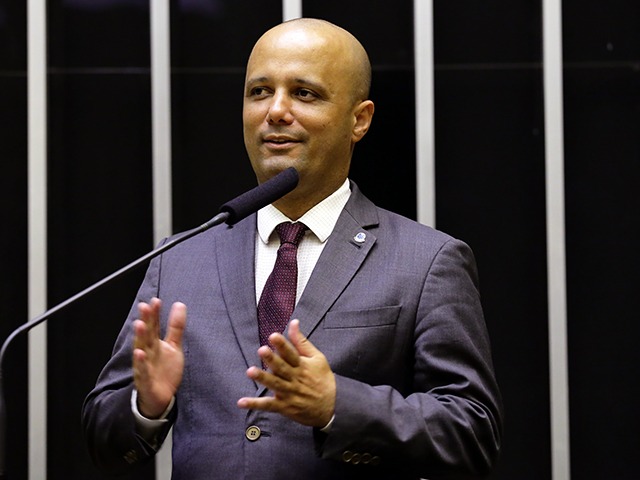 Líder do governo na Câmara apresenta projeto para a venda direta do etanol