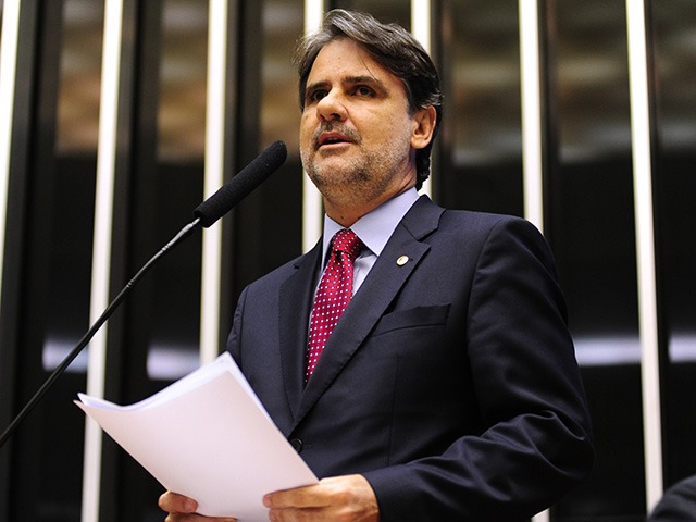 Na Câmara, Raul Henry acusa Bolsonaro de usar etanol para agradar Trump