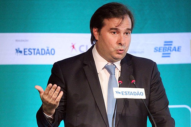 Rodrigo Maia critica alta da gasolina e defende zerar Cide e diminuir PIS-Cofins