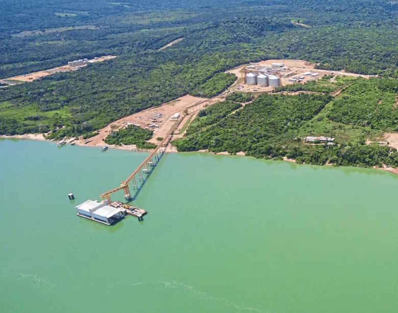 Seca afeta tráfego de barcaças com milho do Brasil nos rios amazônicos, dizem agentes