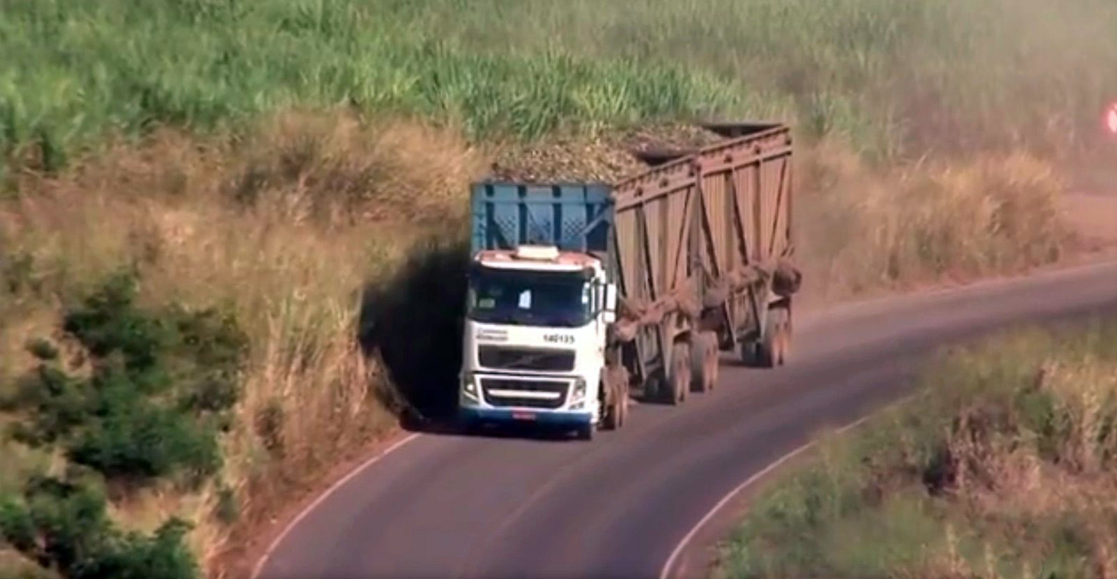 São Francisco de Itabapoana (RJ) fiscaliza caminhões de transporte de cana