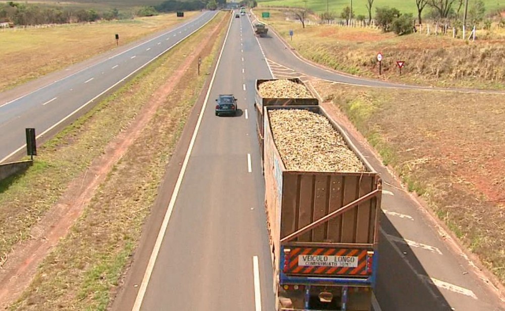 Usinas de SP criticam lei que exige lonas no transporte de cana em rodovias