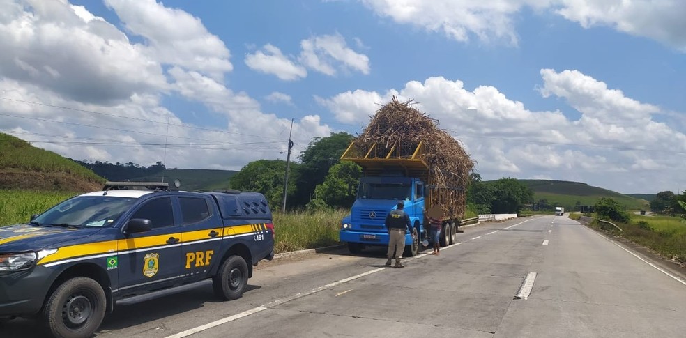 PRF flagra irregularidades no transporte de cana-de-açúcar em Pernambuco