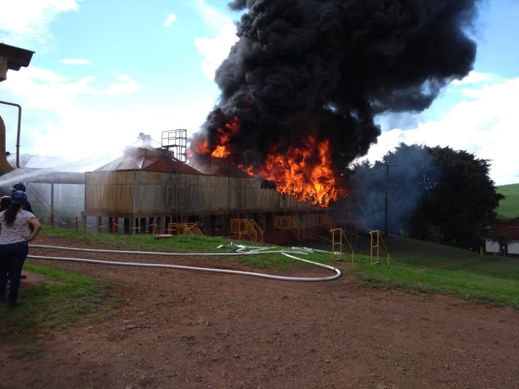 Incêndio destrói parte da Destilaria Dacalda, no Paraná