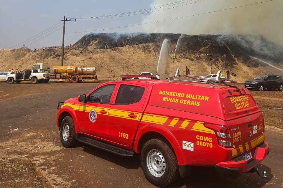 Incêndio de grandes proporções atinge usina em Delta (MG)