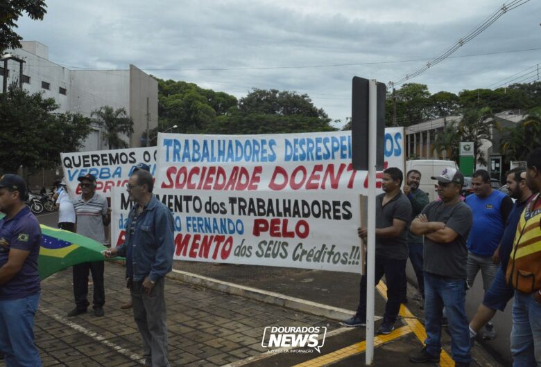 Ex-funcionários da usina São Fernando cobram direitos em protesto