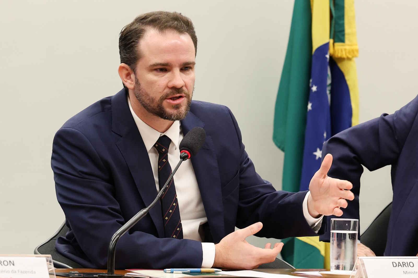 Durigan diz que MP do “imposto do pecado” sai após eleições e fala em acordo com setores afetados