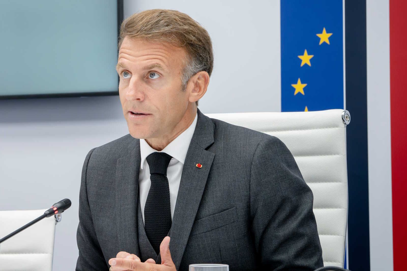Criticado por viajar durante crise, Macron fecha acordos para garantir abastecimento de diesel