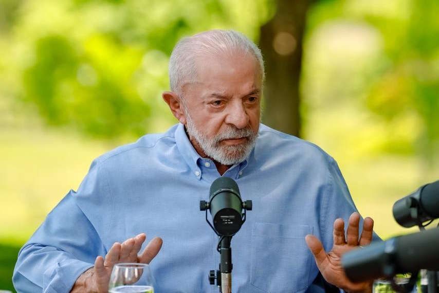 Lula diz que vai comprar distribuidora de combustíveis se eleito