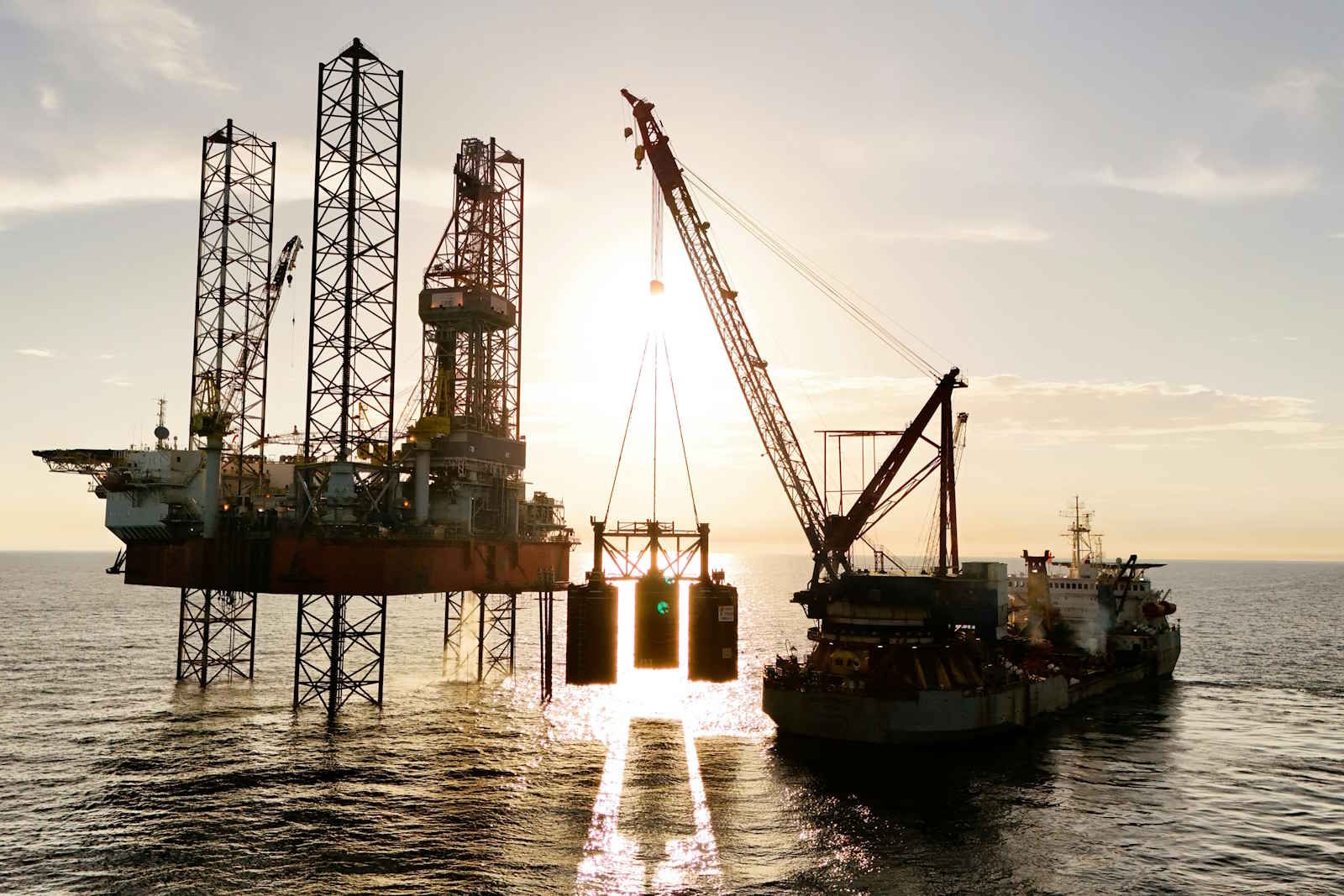 Preço do petróleo cai com Arábia Saudita oferecendo mais petróleo por meio de Omã