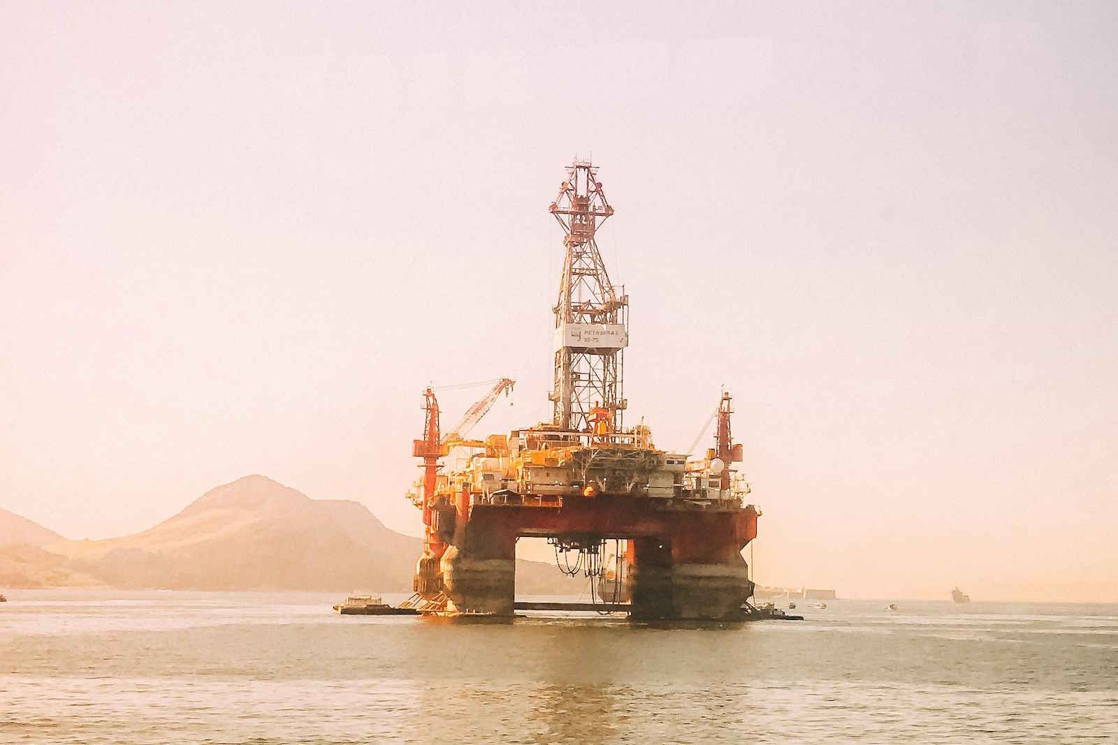 Petróleo fecha em queda de 1%, mas permanece acima de US$ 100 por barril