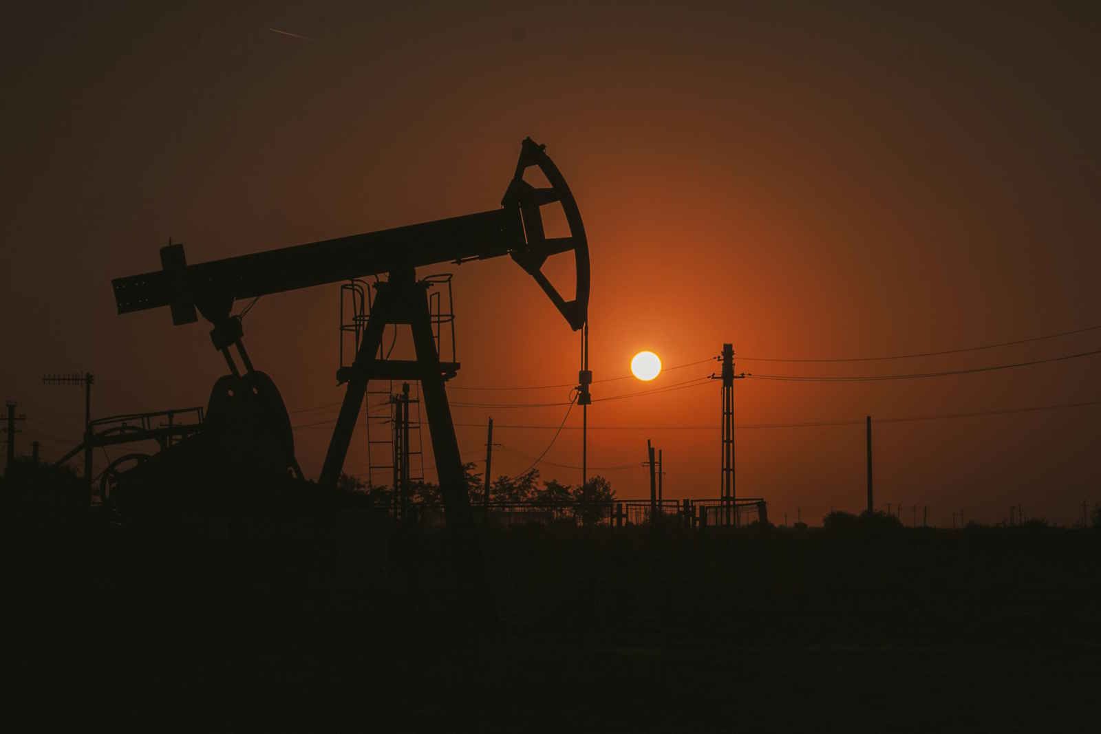 Petróleo fecha com alta de US$ 3 com interrupção em Yanbu e cancelamentos de cargas sauditas