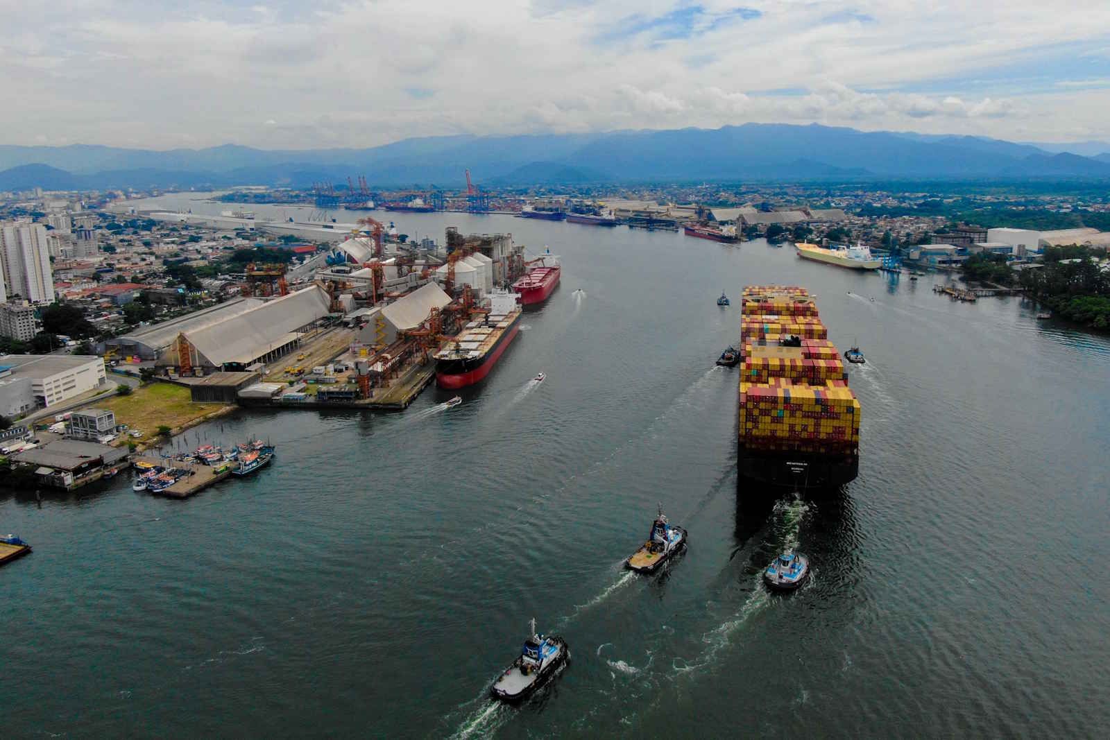 Porto de Santos bate recorde na movimentação de contêineres em agosto